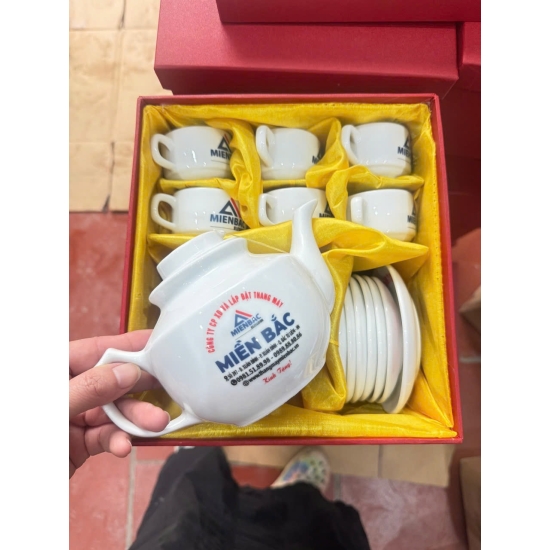BỘ ẤM TRÀ QUÀ TẶNG IN KHẮC LOGO – MÓN QUÀ DOANH NGHIỆP SANG TRỌNG & ĐẬM DẤU ẤN THƯƠNG HIỆU