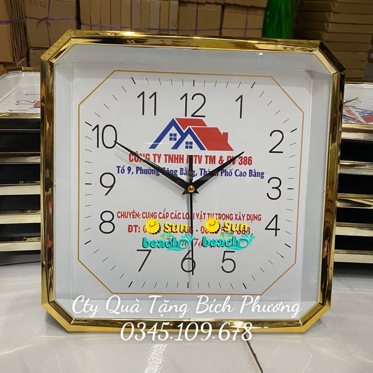 Mẫu đồng hồ treo tường in logo hình vuông