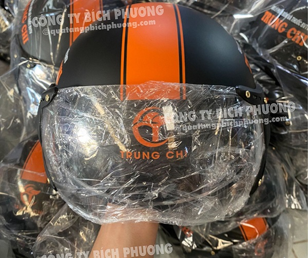 Nón bảo hiểm in logo đạt chuẩn có kính bảo vệ mắt