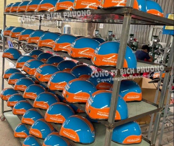Nón bảo hiểm in logo làm quà tặng sản xuất bởi Bích Phương
