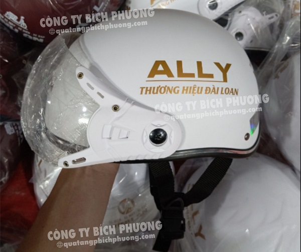 Bích Phương cung cấp dịch vụ in logo nón bảo hiểm tại Sơn La
