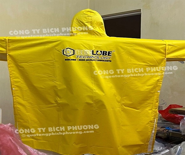Dùng áo mưa in logo để tăng tương tác tương hiệu